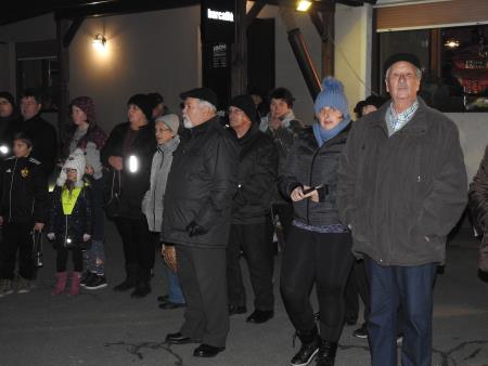 Blagoslov božično-novoletnega drevesa s prižigom lučk v razkriškem križišču 1